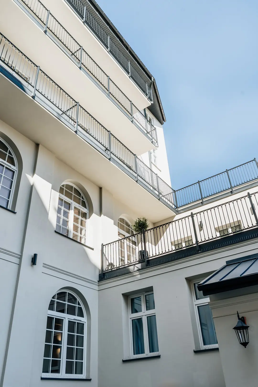Dziedziniec kamienicy i balkony, widok w górę