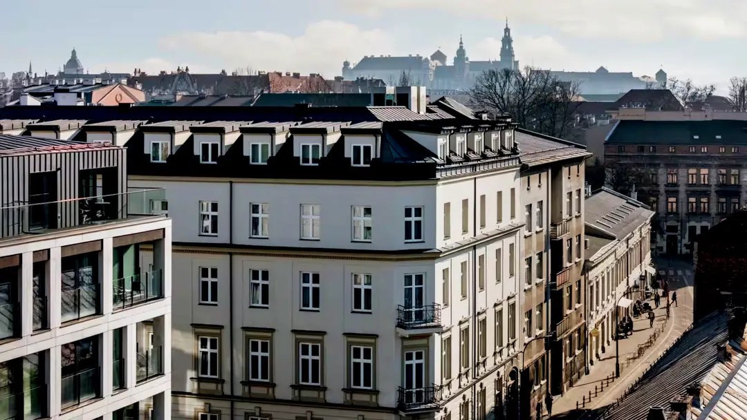 Kamienica Millou i ulica Dolnych Młynów z góry, w tle Wawel